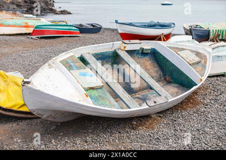 Altes hölzernes Fischerboot an der Küste. Ein klassisches Fischereischiff, das am Ufer verankert ist Stockfoto