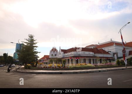 Balai Pemuda Surabaya ist eines der historischen Gebäude, das von der Stadtverwaltung von Surabaya geschützt wird. Stockfoto