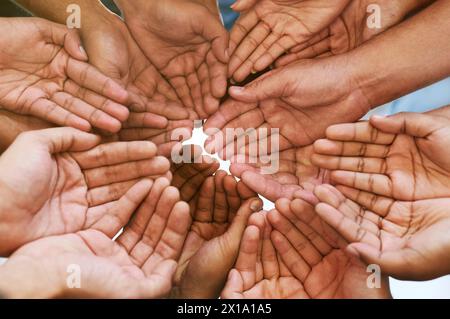 Hände, Team und Zusammenarbeit in Nahaufnahme mit Partnerschaft und Gemeinschaft für Wohltätigkeit oder Unterstützung. Gruppe, Leute und Palm mit Freunden um Hilfe, Ziel und Stockfoto