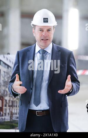 Düsseldorf 12.04.2024 Oberbürgermeister Dr. Stephan Keller Besichtigung Rohbau Yorcks Campus zukünftige VHS Volksschule Yorckstraße *** Düsseldorf 12 04 2024 Oberbürgermeister Dr. Stephan Keller Rundgang durch die Hülle des Yorcks Campus Future VHS Volksschule Yorckstraße Stockfoto