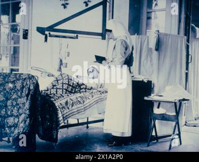Verwundeter französischer Soldat mit einer Krankenschwester im Militärkrankenhaus, Frankreich 1917 Stockfoto