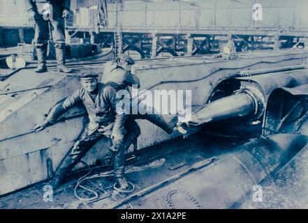 Deutsche Seeleute platzieren Torpedos in Rohren an Bord eines U-Bootes, 1917 Stockfoto