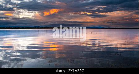 Feuerlicher Sonnenuntergang über Lake Wivenhoe Stockfoto