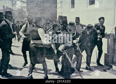 Gavrilo Princip wird gefangen genommen, nachdem er Francis Ferdinand und seine Frau 1914 in Sarajevo, Bosnien, getötet hatte Stockfoto