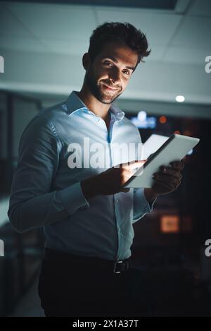 Geschäftsmann, Porträt und Nacht mit Tablet für Forschung, Vernetzung oder technischen Support im Büro. Junger Mann, Angestellter oder IT-Spezialist, der spät arbeitet Stockfoto