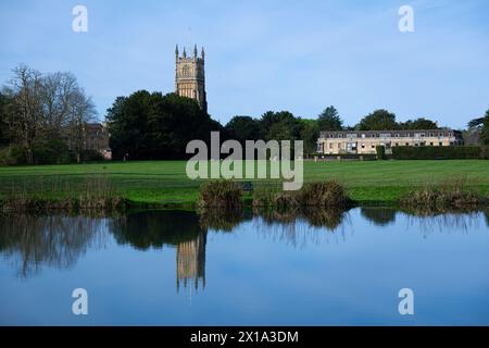 Cirencester Capital of the Cotswolds mit Bildern des Abbey Grounds und der StJohn Baptist Parish Church. Die zweitgrößte Kirche Englands. Stockfoto