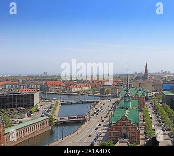 KOPENHAGEN, DÄNEMARK - Panoramablick auf Kopenhagen, rechts die alte Börse aus dem 17. Jahrhundert im niederländischen Renaissance-Stil mit dem Kupferzimmer Stockfoto