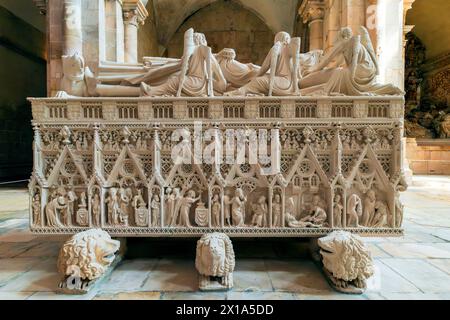 Das Grab von König Pedro in der Kirche von Alcobaca. Das Kloster Alcobaca (Mosteiro de Alcobaca) oder das Kloster Alcobasa ist ein katholischer Klosterkomplex Stockfoto