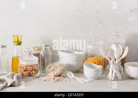 Umweltfreundliche Küchenaufbewahrung. Gläser mit Körnern, Nudeln und Nüssen, transparente Behälter für die Speisekammer. Stockfoto