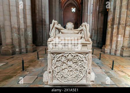 Das Grab von König Pedro in der Kirche von Alcobaca. Das Kloster von Alcobaca (Mosteiro de Alcobaca), Portugal. Stockfoto