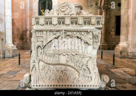 Das Grab von Dona Inês de Castro von Spanien in der Kirche von Alcobaca. Das Kloster Alcobaca (Mosteiro de Alcobaca) oder das Kloster Alcobasa ist ein katholisches Mo Stockfoto