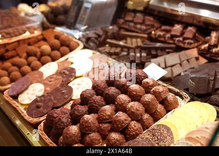 Schokoladentrüffelkugeln auf der Theke Stockfoto