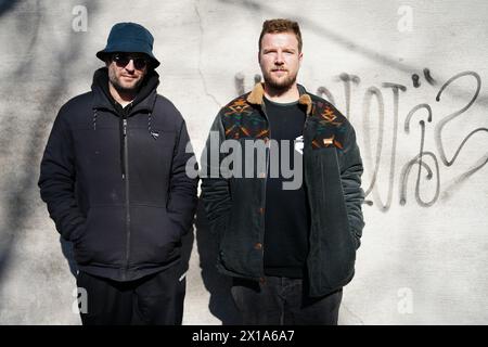 Von links 'Kreiml' und 'Samurai' während eines Interviews des österreichischen Rap-Duos Kreiml & Samurai mit der APA - Austria Press Agency am Dienstag, 19. März 2024, in Wien. - 20240319 PD16193 Credit: APA-PictureDesk/Alamy Live News Stockfoto