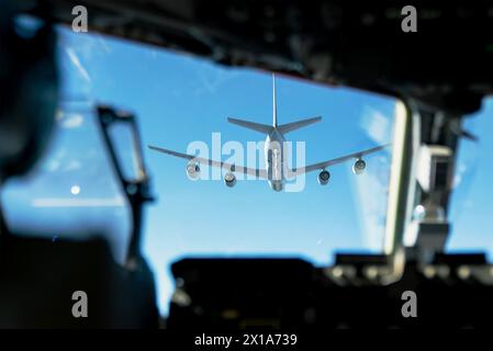 Piloten, die den 14. Und 15. Airlift Squadrons zugeordnet sind, betanken von einem C-17 Globemaster III Frachtflugzeug über South Carolina Stockfoto