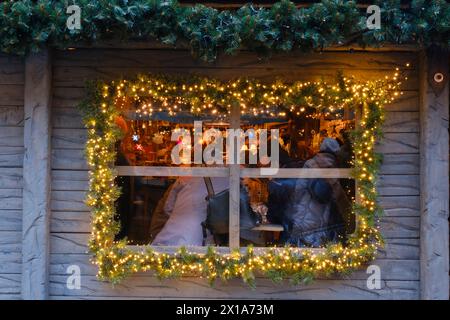 Beleuchtetes Fenster in einer Christamshütte Stockfoto