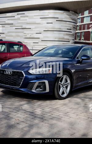 Minsk, Weißrussland, 16. April 2024 - komfortables und modernes Audi A5 Auto parkt an der Stadtstraße Stockfoto