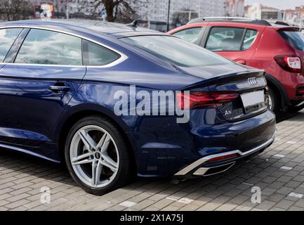 Minsk, Weißrussland, 16. April 2024 - Rückansicht des blauen Audi A5 auf der Straße geparkt Stockfoto