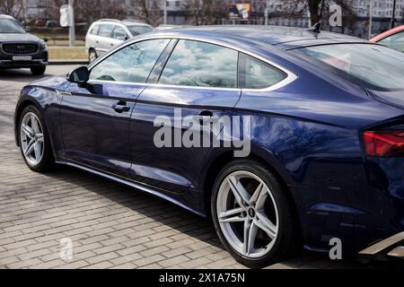 Minsk, Weißrussland, 16. April 2024 - Luxus Audi A5 auf Parkplatz Stockfoto