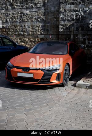 Minsk, Weißrussland, 16. April 2024 - Luxus-Elektrosportwagen Audi, Vorderansicht Stockfoto