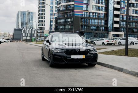 Minsk, Weißrussland, 16. April 2024 - Luxus-BMW-Parkplatz auf der Straße. Vorderansicht Stockfoto