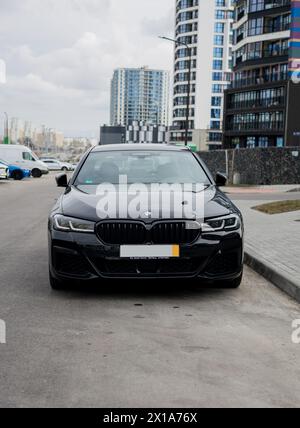 Minsk, Weißrussland, 16. April 2024 - Premium- und Luxus-BMW-Parkplätze in den Straßen der Stadt Stockfoto