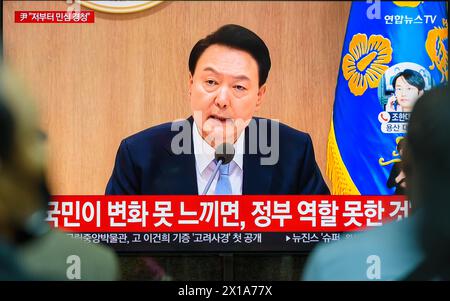 Seoul, Südkorea. April 2024. Der südkoreanische Präsident Yoon Suk Yeol spricht während einer Kabinettssitzung im Präsidentenbüro auf einem Fernseher am Bahnhof Yongsan in Seoul. Der südkoreanische Präsident Yoon Suk Yeol akzeptierte demütig die bei den Parlamentswahlen offenbarte öffentliche Stimmung und sagte, er werde sich bemühen, die Kommunikation mit dem Volk zu verbessern. Quelle: SOPA Images Limited/Alamy Live News Stockfoto