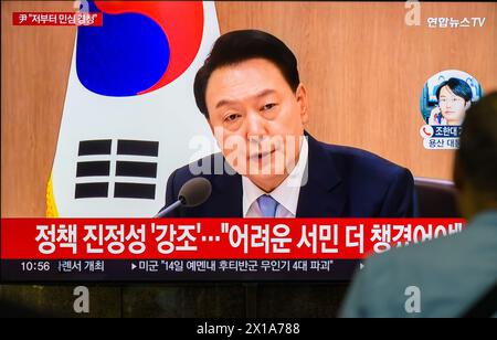 Seoul, Südkorea. April 2024. Der südkoreanische Präsident Yoon Suk Yeol spricht während einer Kabinettssitzung im Präsidentenbüro auf einem Fernseher am Bahnhof Yongsan in Seoul. Der südkoreanische Präsident Yoon Suk Yeol akzeptierte demütig die bei den Parlamentswahlen offenbarte öffentliche Stimmung und sagte, er werde sich bemühen, die Kommunikation mit dem Volk zu verbessern. Quelle: SOPA Images Limited/Alamy Live News Stockfoto