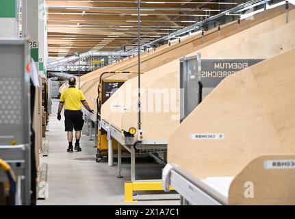 Eröffnung des neuen Paketlogistikzentrums der Post AG in Wien-Inzersdorf, Österreich, am Freitag, den 12. April 2024. - 20240412 PD2191 Stockfoto