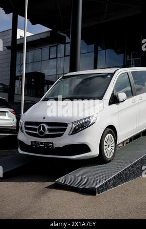 Minsk, Weißrussland, 16. April 2024 - Außenansicht des weißen Mercedes-Lieferwagens in der Nähe des Händlerzentrums Stockfoto