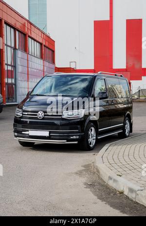 Minsk, Weißrussland, 16. April 2024 - modernes schwarzes Auto Volkswagen VW multivan tdi Stockfoto