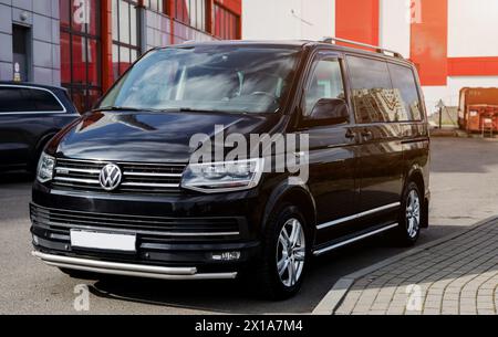 Minsk, Weißrussland, 16. April 2024 - 2023: Schwarzer Volkswagen Multivan, Vorderansicht Stockfoto