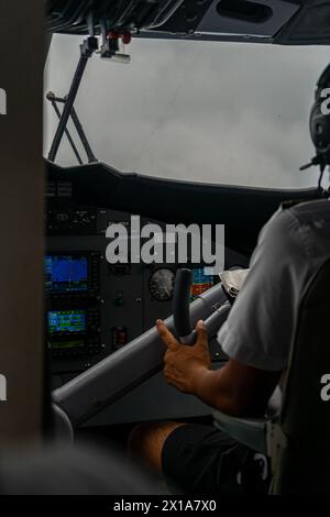 Blick von einem Wasserflugzeug auf den Malediven auf das Cockpit. Stockfoto
