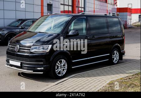 Minsk, Weißrussland, 16. April 2024 - Volkswagen Multivan TDI 4-Motion-Car. Moderner deutscher Minibus Stockfoto