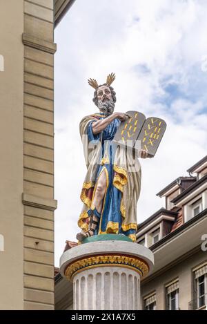 Blick auf die historische Brunnenskulptur in der Altstadt von Bern, Schweiz, 15. August 2022 Stockfoto