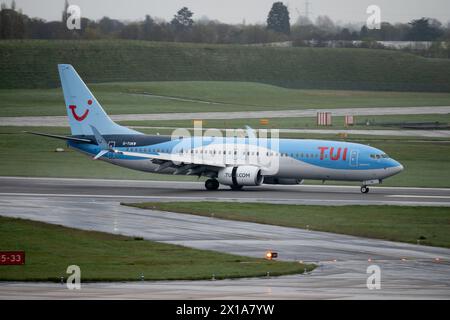 TUI Airways Boeing 737-8K5 landet bei nassem Wetter am Flughafen Birmingham, Großbritannien (G-TUKW) Stockfoto