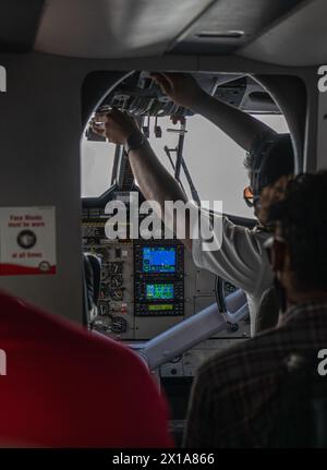 Blick von einem Wasserflugzeug auf den Malediven auf das Cockpit. Stockfoto