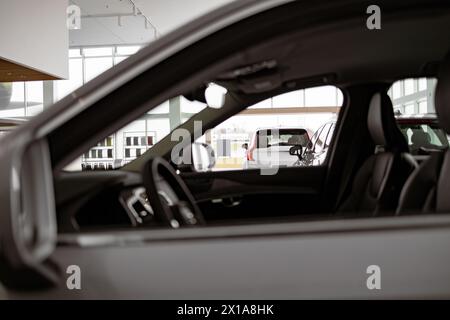 Parkplatz des Autohändlers. Bild von neuen Fahrzeugen im Ausstellungsraum des Fahrzeugs. Stockfoto