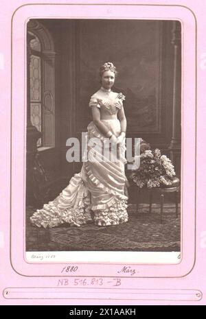 Stephanie, Prinzessin von Belgien, Stephanie. Bild im weissen Kleid mit Zug im Untergang der Verlobung mit Kronprinz Rudolf. Verlobungsstrauß auf Sessel. studio-Aufnahme. Carte de cabinett Größe. Herausgeber: Wien, 01.03.1880 - 18800301 PD0005 - Rechteinfo: Rights Managed (RM) Stockfoto