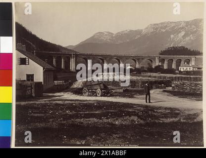 Die Raxalpe, Viadukt der Südbahn über die Schwarzau bei Schwarzau in den Bergen mit Blick auf den Rax, 1885 - 18850101 PD4139 - Rechteinfo: Rights Managed (RM) Stockfoto