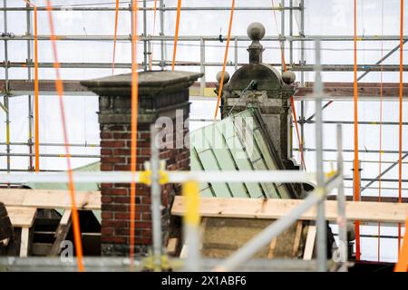 Kopenhagen, Dänemark. April 2024. Renovierungsarbeiten am historischen Gebäude Boersen in Kopenhagen, Dänemark, Montag, 15. April 2024. Die Restaurierung des Gebäudes umfasst ein neues Kupferdach, den Austausch der Fassadenziegel und die Restaurierung der Sandsteindekoration des Gebäudes. Dienstagmorgen wurde ein Brand im historischen Gebäude in Kopenhagen gemeldet, das gerade renoviert wurde. Die Renovierung sollte im Herbst 2024 im Zusammenhang mit der Feier des 400-jährigen Bestehens von Boersen abgeschlossen werden. Quelle: Ritzau/Alamy Live News Stockfoto