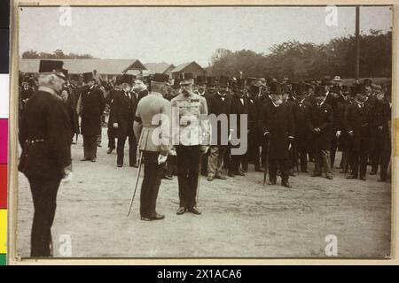 Franz Joseph I., Kaiser von Österreich, Franz Joseph in Kreuzzuguniform von A k und K Feldmarschall in ungarischer Anpassung in Krach im Gespräch mit einem Offizier., 1890 - 18900101 PD15100 - Rechteinfo: Rechte verwaltet (RM) Stockfoto