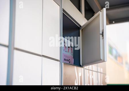 Prag, Tschechische republik - 12. April 2024: Selbstabholung von Waren von Alza Box. Paketbox Logistik steht draußen für Kunden, Lieferbox von Alza Stockfoto