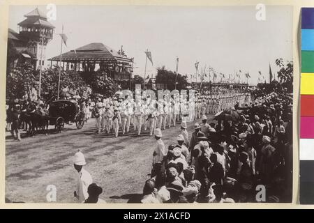 Ankunft von Erzherzog Franz Ferdinand in Mumbai (heute: Mumbai), Indien, Marschkapelle und Soldaten in Bildung bei der Militärparade. Foto des Aufenthalts des österreichischen Erzherzogs Franz Ferdinand in Indien 17.01.1893 - 30.03.1893., 17.01.1893 - 18930117 PD0001 - Rechteinfo: Rights Managed (RM) Stockfoto