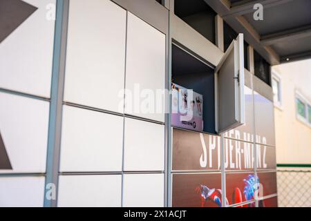 Prag, Tschechische republik - 12. April 2024: Selbstabholung von Waren von Alza Box. Paketbox Logistik steht draußen für Kunden, Lieferbox von Alza Stockfoto