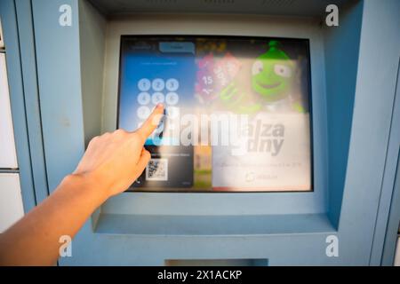 Prag, Tschechische republik - 12. April 2024: Selbstabholung von Waren von Alza Box. Paketbox Logistik steht draußen für Kunden, Lieferbox von Alza Stockfoto