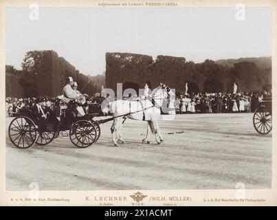 Barouche im Gartengeschoss des Schlosses Schönbrunn zu Ehren des Königlichen Chulalongkorns von Siam. Persönlicher Coach des Teams in Drive, 24.06.1897 - 18970624 PD0013 - Rechteinfo: Rights Managed (RM) Stockfoto