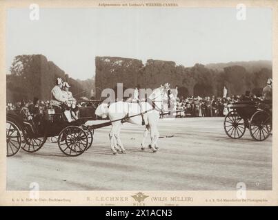 Barouche im Gartengeschoss des Schlosses Schönbrunn zu Ehren des Königlichen Chulalongkorns von Siam. Persönlicher Coach des Teams in Drive, 24.06.1897 - 18970624 PD0009 - Rechteinfo: Rights Managed (RM) Stockfoto