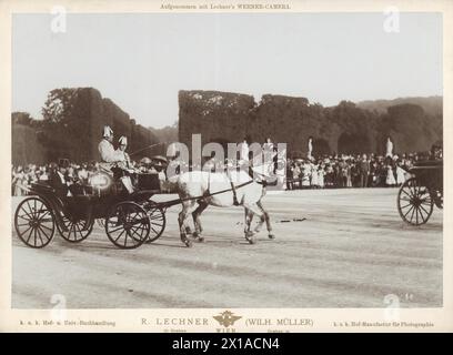 Barouche im Gartengeschoss des Schlosses Schönbrunn zu Ehren des Königlichen Chulalongkorns von Siam. Persönlicher Coach des Teams in Drive, 24.06.1897 - 18970624 PD0014 - Rechteinfo: Rights Managed (RM) Stockfoto