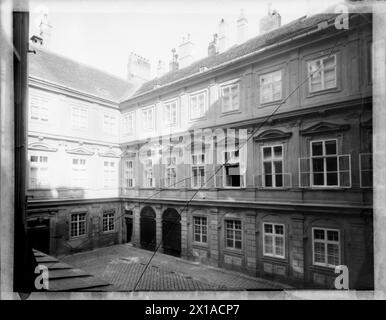 Wien 1, Palais Caprara-Geymüller, Wallnerstraße 8. Hof, diagonaler Schuss aus höherer Garnison, 1898 - 18980101 PD0481 - Rechteinfo: Rights Managed (RM) Stockfoto