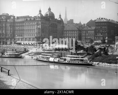 Wien 1, Ringstraße (Franz Josefs-Kai (Josef Quay) 31), Blick auf den Morzinplatz während der Streckenerweiterung der Wiener Stadtbahn. Blick von links (Leopoldstaedter) auf das Donaukanalufer, 1898 - 18980101 PD0636 - Rechteinfo: Rights Managed (RM) Stockfoto